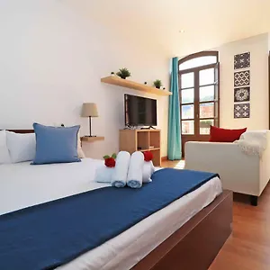 https://del-parque-flats-estudio-lagunillas.1costadelsol.com